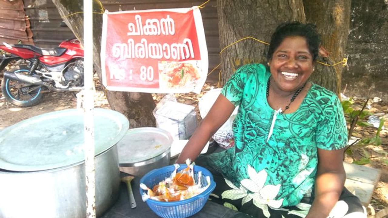 80 രൂപയ്ക്ക് ദേശീയപാതയ്ക്ക് സമീപം കിടിലന്‍ ബിരിയാണി; രുചിയില്‍ വിട്ടുവീഴ്ചയില്ലെന്ന് ഭിന്നശേഷിക്കാരിയായ മറിയാമ്മ