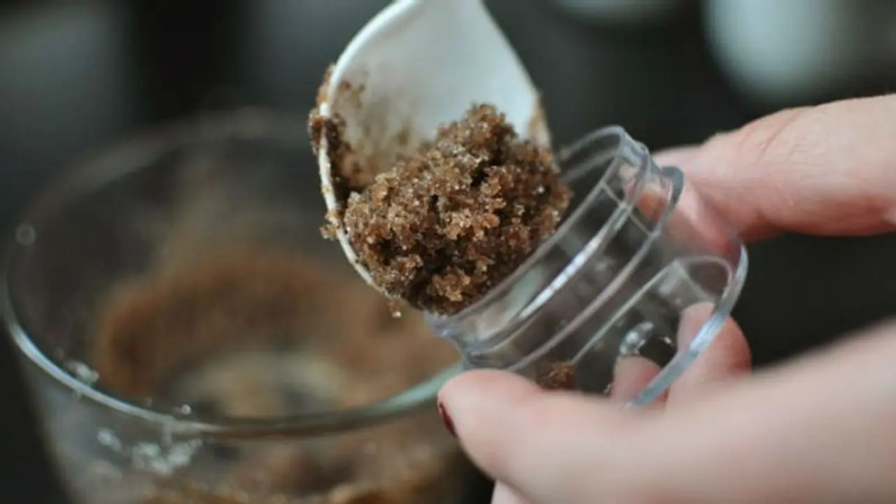 ചുണ്ടുകള് ഭംഗിയാക്കാം; വീട്ടില് പരീക്ഷിക്കാവുന്ന മൂന്ന് പൊടിക്കൈകള്... ചുണ്ടുകള് ഭംഗിയാക്കാം; വീട്ടില് പരീക്ഷിക്കാവുന്ന മൂന്ന് പൊടിക്കൈകള്...