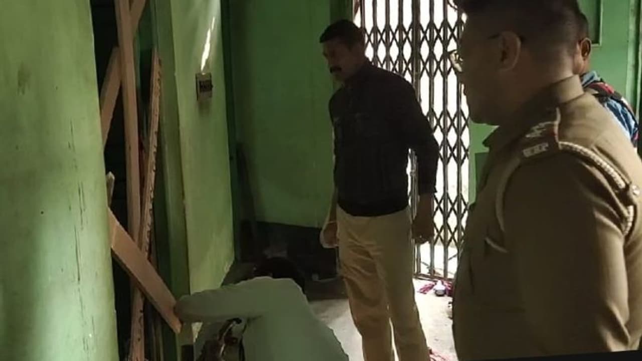 বালুরঘাট বিস্ফোরণের তদন্তে ফরেন্সিক বিশেষজ্ঞরা, মারা গেলেন আহত গৃহবধূ বালুরঘাট বিস্ফোরণের তদন্তে ফরেন্সিক বিশেষজ্ঞরা, মারা গেলেন আহত গৃহবধূ