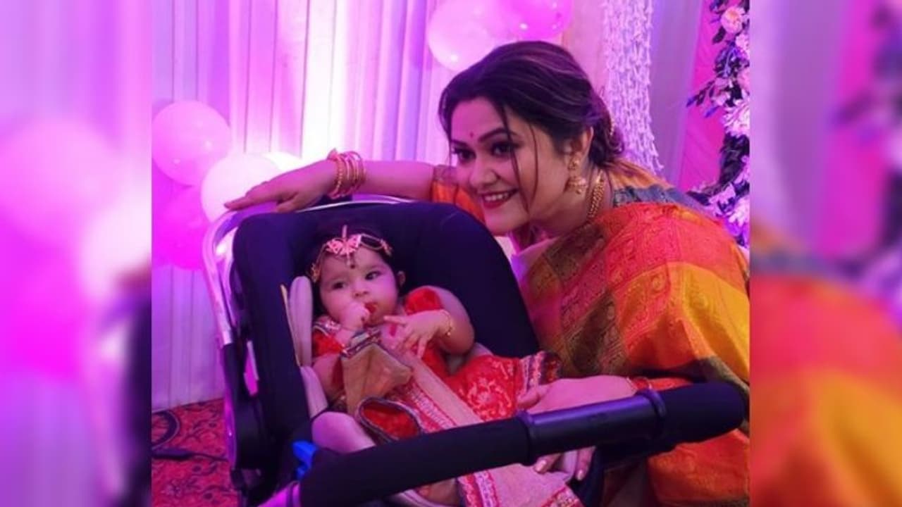 অন্নপ্রাশনের দিনেই প্রথমবার, মেয়ের ছবি প্রকাশ্যে আনলেন কনীনিকা অন্নপ্রাশনের দিনেই প্রথমবার, মেয়ের ছবি প্রকাশ্যে আনলেন কনীনিকা