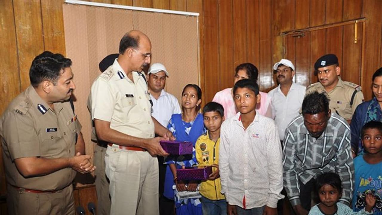 744 घंटे का लंबा ऑपरेशन, 3600 बच्चे आजाद, पुलिस ने मासूमों के चेहरे पर कुछ यूं लौटाई मुस्कान 744 घंटे का लंबा ऑपरेशन, 3600 बच्चे आजाद, पुलिस ने मासूमों के चेहरे पर कुछ यूं लौटाई मुस्कान