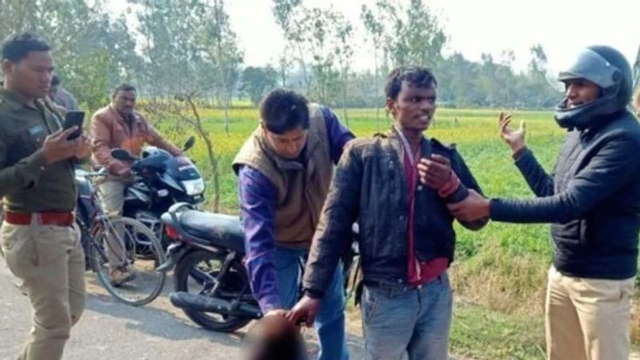 భార్యను నరికి, తల చేతిలో పట్టుకుని 1.5 కి.మీ. ఇలా నడిచి.... భార్యను నరికి, తల చేతిలో పట్టుకుని 1.5 కి.మీ. ఇలా నడిచి....