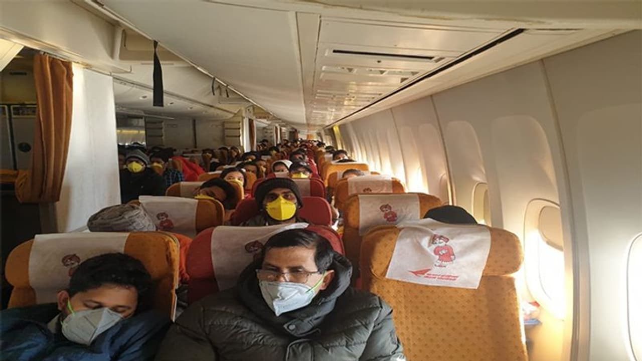 वुहान से 323 भारतीय वापस लाए गए स्वदेश;मालदीव के 7 लोगों को भी बचाया गया, चीन में अब तक 304 की मौत वुहान से 323 भारतीय वापस लाए गए स्वदेश;मालदीव के 7 लोगों को भी बचाया गया, चीन में अब तक 304 की मौत
