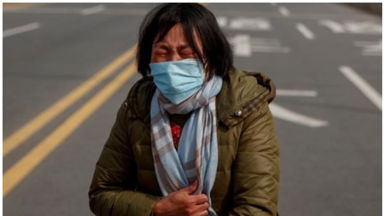 'എന്നെ വിടണ്ട, പക്ഷേ എന്റെ മകളെ കടത്തി വിടൂ, അവൾക്ക് ചികിത്സ നൽകൂ'; കൊറോണ പടരുന്ന ചൈനയില് നിന്നും ഒരമ്മ 'എന്നെ വിടണ്ട, പക്ഷേ എന്റെ മകളെ കടത്തി വിടൂ, അവൾക്ക് ചികിത്സ നൽകൂ'; കൊറോണ പടരുന്ന ചൈനയില് നിന്നും ഒരമ്മ