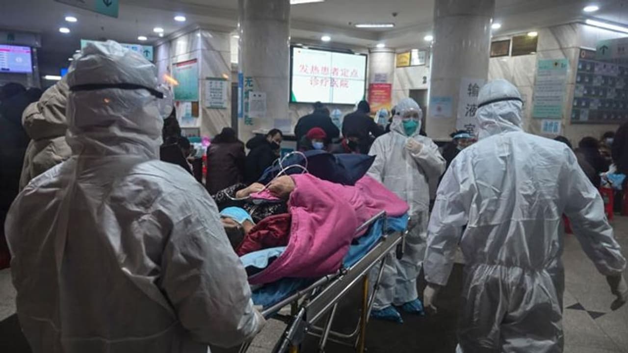 চিনে করোনায় মৃতের সংখ্যা ছাড়িয়ে গেল ৩৫০, হংকং এ ধর্মঘটের ডাক চিকিৎসা কর্মীদের