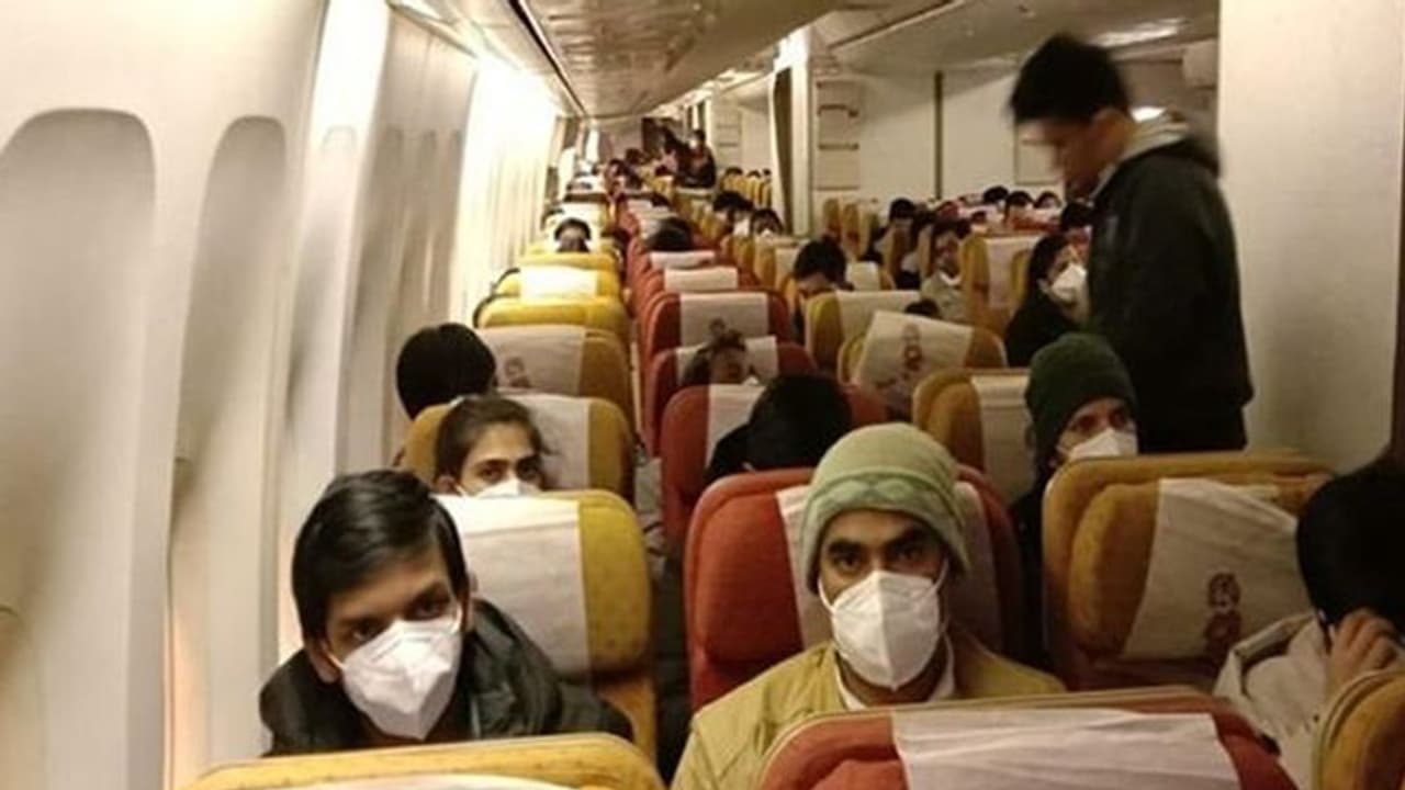 చైనాలో చిక్కుకొన్న తెలుగు టెక్కీ జ్యోతి: ఇండియా ఫ్లైట్ ఎక్కకుండా అడ్డుకొన్న అధికారులు చైనాలో చిక్కుకొన్న తెలుగు టెక్కీ జ్యోతి: ఇండియా ఫ్లైట్ ఎక్కకుండా అడ్డుకొన్న అధికారులు