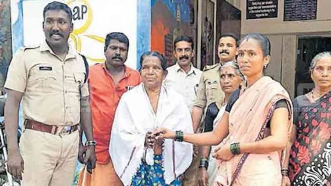 പഴയ തുണി വേണമെന്നാവശ്യപ്പട്ട് യുവതികൾ വീട്ടിലെത്തി; കൊടുത്ത വസ്ത്രത്തിനകത്ത് പണം, പിന്നീട് സംഭവിച്ചത് പഴയ തുണി വേണമെന്നാവശ്യപ്പട്ട് യുവതികൾ വീട്ടിലെത്തി; കൊടുത്ത വസ്ത്രത്തിനകത്ത് പണം, പിന്നീട് സംഭവിച്ചത്