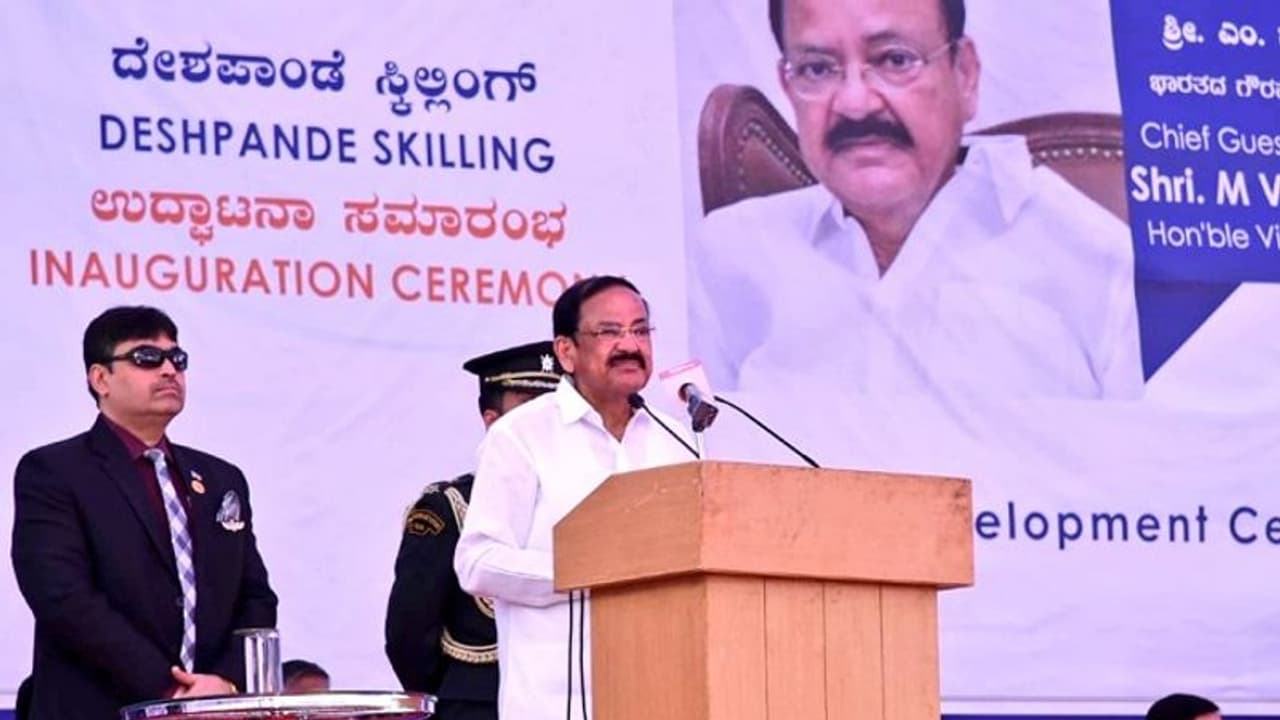 ಇಂಗ್ಲಿಷ್ ಕಲಿಯಿರಿ ಆದರೆ ಇಂಗ್ಲಿಷರಂತೆ ವರ್ತಿಸಬೇಡಿ: ಉಪರಾಷ್ಟ್ರಪತಿ ವೆಂಕಯ್ಯ ನಾಯ್ಡು ಇಂಗ್ಲಿಷ್ ಕಲಿಯಿರಿ ಆದರೆ ಇಂಗ್ಲಿಷರಂತೆ ವರ್ತಿಸಬೇಡಿ: ಉಪರಾಷ್ಟ್ರಪತಿ ವೆಂಕಯ್ಯ ನಾಯ್ಡು