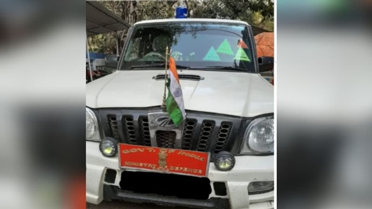 নীল বাতির গাড়ির নম্বর পাল্টে মাদক পাচার, গ্রেফতার ৩ নীল বাতির গাড়ির নম্বর পাল্টে মাদক পাচার, গ্রেফতার ৩