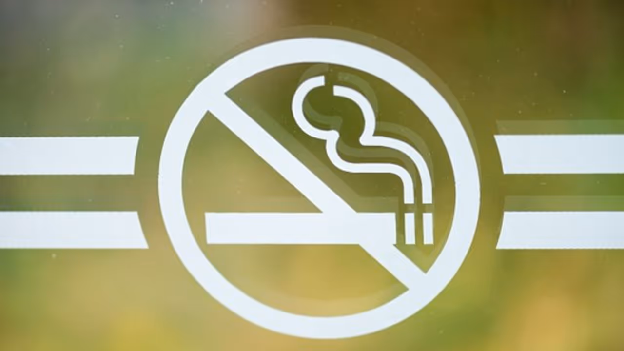পাকিস্তানে এবার সিগারেটের বিজ্ঞাপন পুরোপুরি নিষিদ্ধ করল ইমরান খানের সরকার