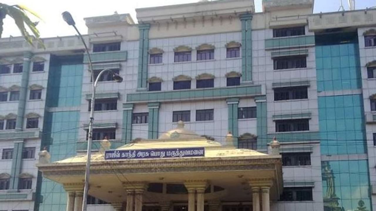 இதய சிகிச்சைக்கு வந்த பெண்ணுக்கு வலது கை அகற்றம்! ராஜீவ்காந்தி மருத்துவமனையில் மீண்டும் சர்ச்சை! இதய சிகிச்சைக்கு வந்த பெண்ணுக்கு வலது கை அகற்றம்! ராஜீவ்காந்தி மருத்துவமனையில் மீண்டும் சர்ச்சை!