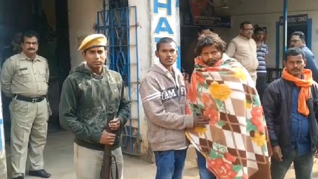 পুলিশের মানবিক মুখ, আড়াই বছর পর ঘরে ফিরলেন যুবক