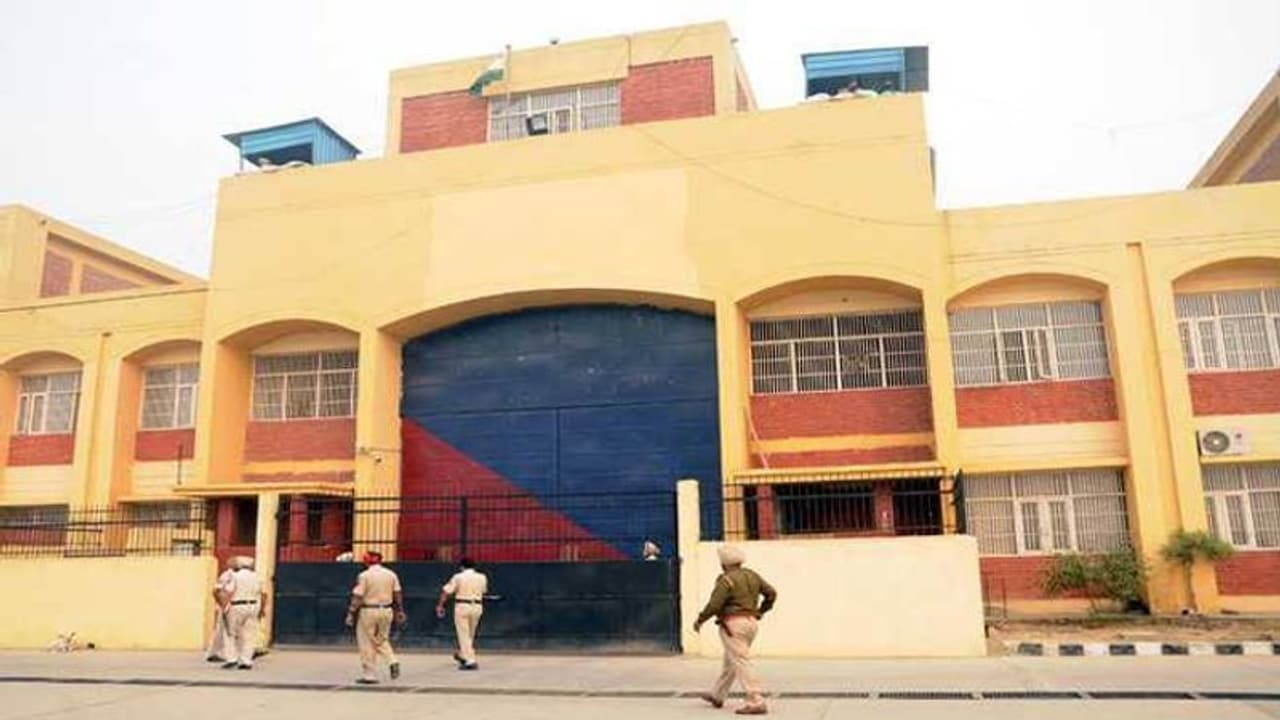 अमृतसर सेंट्रल जेल से तीन कैदी फरार, 16 फुट ऊंची दीवार को एक दूसरे के ऊपर चढ़कर फांदा अमृतसर सेंट्रल जेल से तीन कैदी फरार, 16 फुट ऊंची दीवार को एक दूसरे के ऊपर चढ़कर फांदा