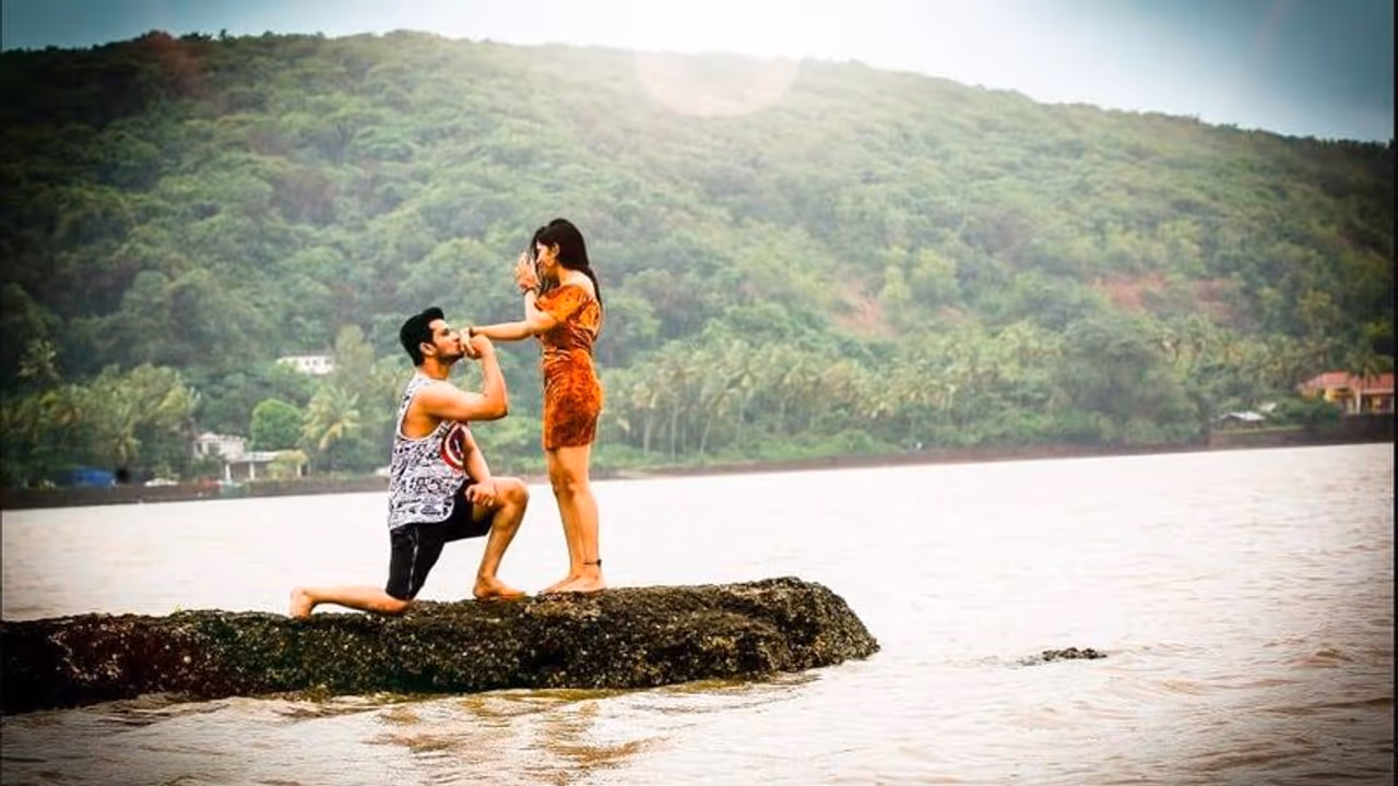 பட பாணியில் நடு கடலில் காதலை வெளிப்படுத்திய பிரபல நடிகர்! விரைவில் டும் டும் டும்!