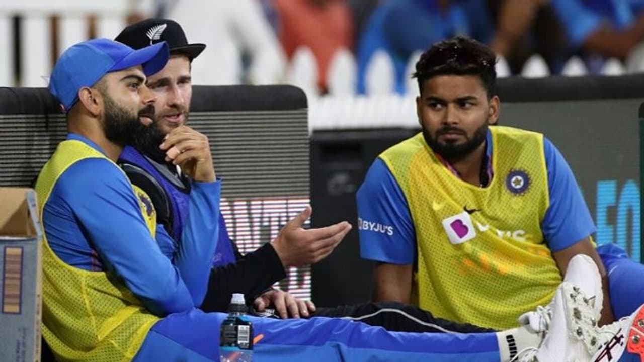 చివరి టీ20, నరాలు తెగే ఉత్కంఠ: పక్కపక్కనే కూర్చొన్న కోహ్లీ, విలియమ్సన్