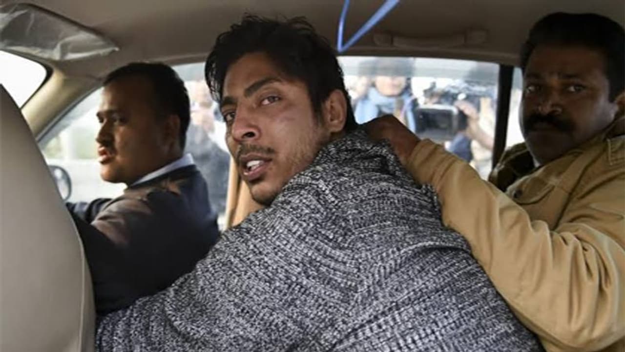 শাহিনবাগের বন্দুকবাজ 'আপ' সমর্থক, ভোটের তিনদিন আগে পুরনো ছবি নিয়ে তোলপাড় রাজধানী শাহিনবাগের বন্দুকবাজ 'আপ' সমর্থক, ভোটের তিনদিন আগে পুরনো ছবি নিয়ে তোলপাড় রাজধানী