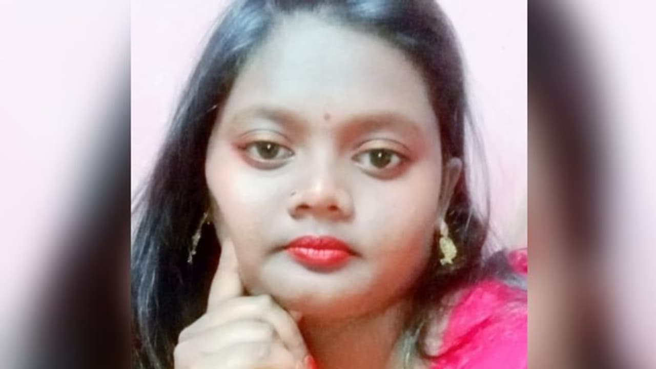 ঠাকুর দেখতে বেরিয়ে নিখোঁজ, রেললাইনের ধারে মিলল কিশোরীর ক্ষতবিক্ষত দেহ ঠাকুর দেখতে বেরিয়ে নিখোঁজ, রেললাইনের ধারে মিলল কিশোরীর ক্ষতবিক্ষত দেহ