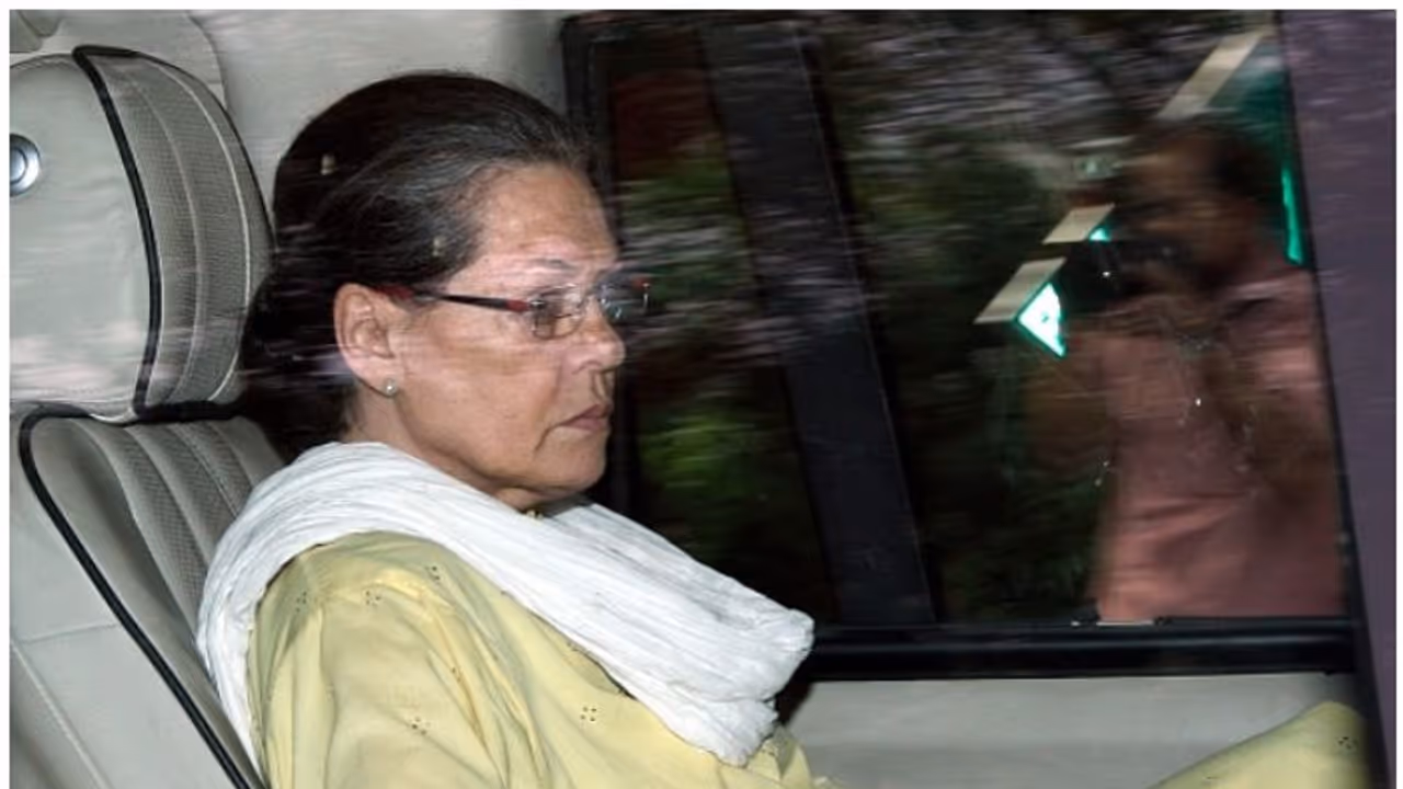 സോണിയാഗാന്ധിക്ക് ദേഹാസ്വാസ്ഥ്യം, ആശുപത്രിയിൽ പ്രവേശിപ്പിച്ചു സോണിയാഗാന്ധിക്ക് ദേഹാസ്വാസ്ഥ്യം, ആശുപത്രിയിൽ പ്രവേശിപ്പിച്ചു