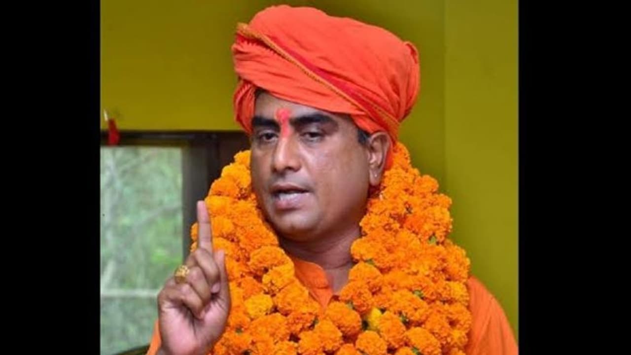 ഉത്തര്പ്രദേശ് ഹിന്ദു മഹാസഭ സംസ്ഥാന അധ്യക്ഷന് കൊല്ലപ്പെട്ട സംഭവം: നാല് പൊലീസുകാര്ക്ക് സസ്പെന്ഷന് ഉത്തര്പ്രദേശ് ഹിന്ദു മഹാസഭ സംസ്ഥാന അധ്യക്ഷന് കൊല്ലപ്പെട്ട സംഭവം: നാല് പൊലീസുകാര്ക്ക് സസ്പെന്ഷന്