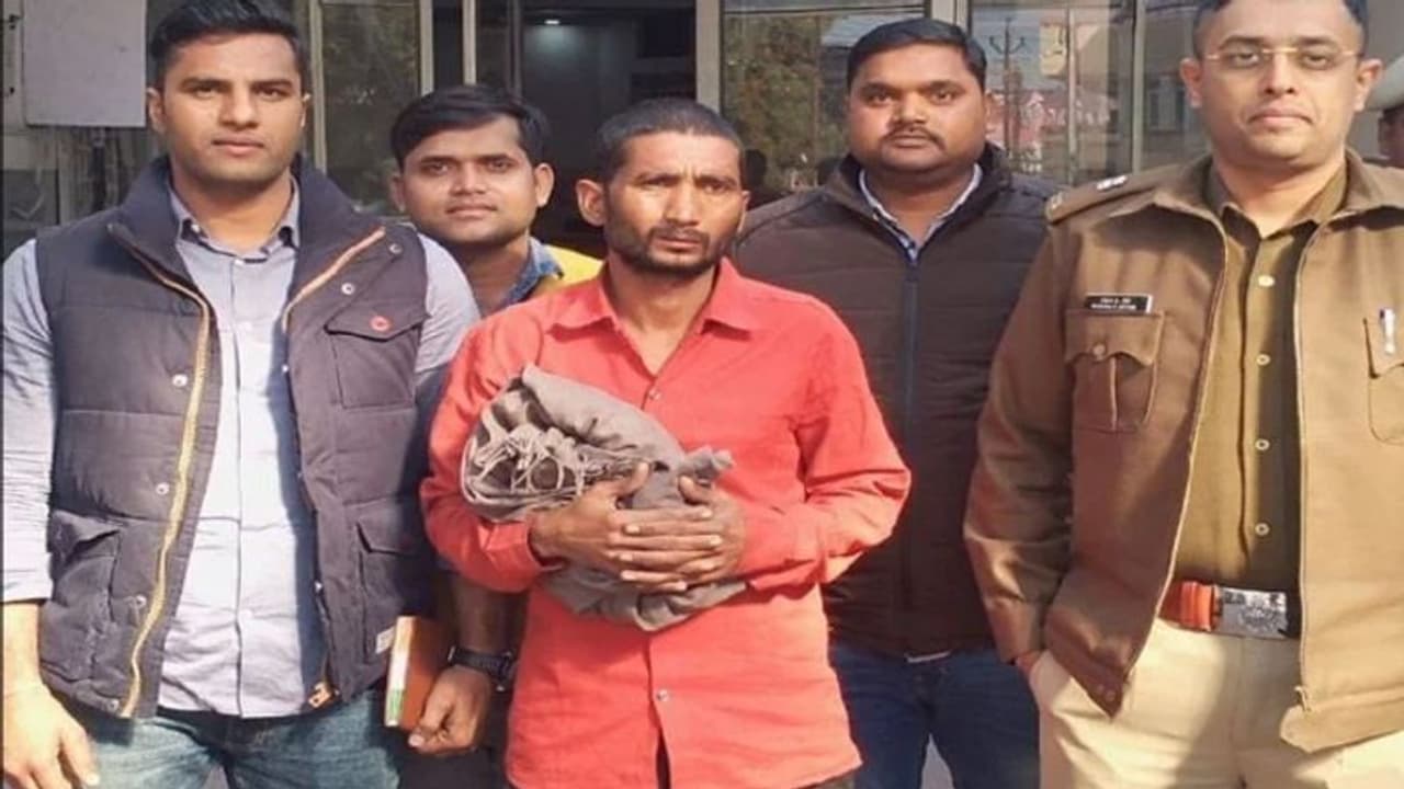 जब जेल में मिलने नहीं आई दूसरी पत्नी, तो डेढ़ महीने की मासूम के हत्यारोपी ने उठाया ये कदम जब जेल में मिलने नहीं आई दूसरी पत्नी, तो डेढ़ महीने की मासूम के हत्यारोपी ने उठाया ये कदम