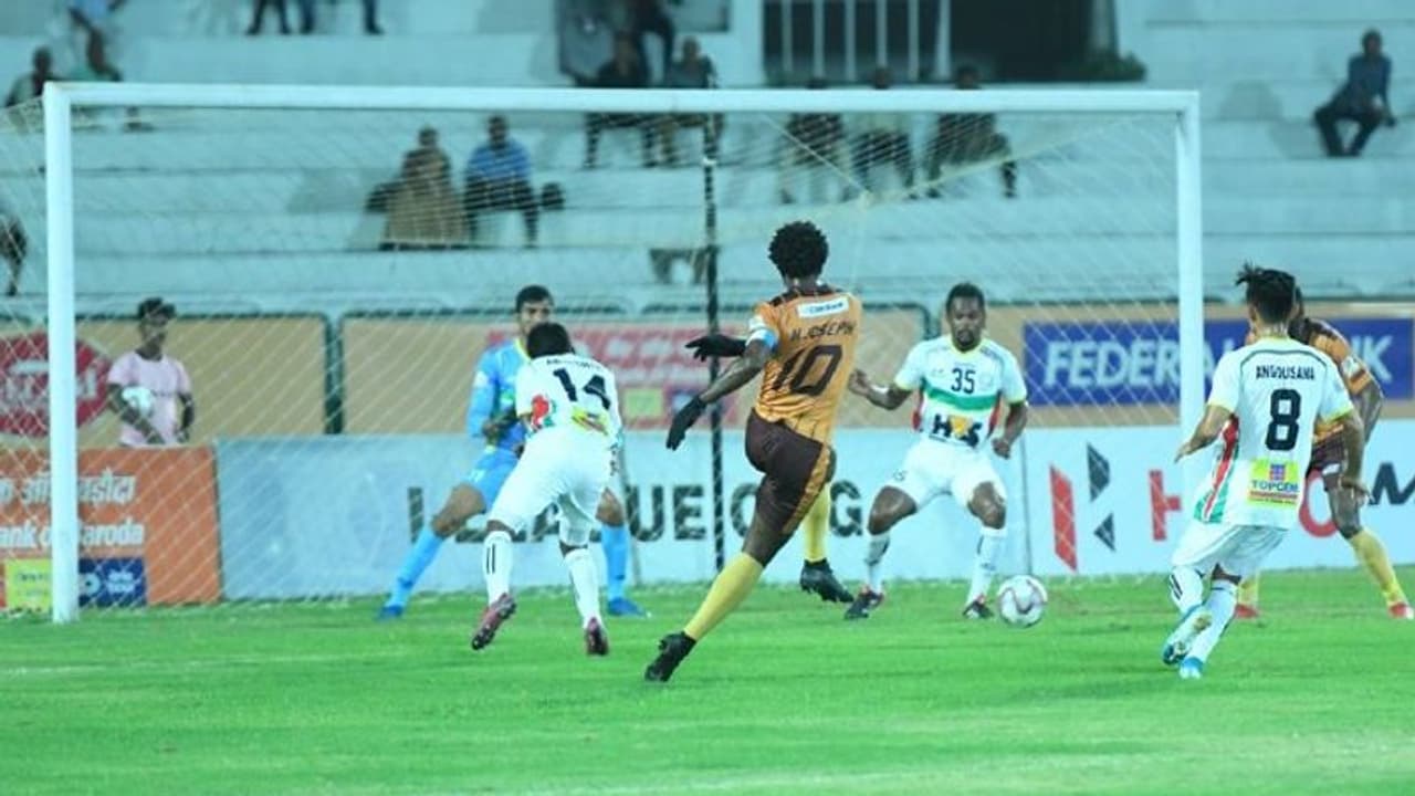 ഐ ലീഗില് ഗോകുലത്തിന് സമനില; നഷ്ടമായത് മൂന്നാം സ്ഥാനത്തേക്ക് കയറാനുള്ള അവസരം ഐ ലീഗില് ഗോകുലത്തിന് സമനില; നഷ്ടമായത് മൂന്നാം സ്ഥാനത്തേക്ക് കയറാനുള്ള അവസരം