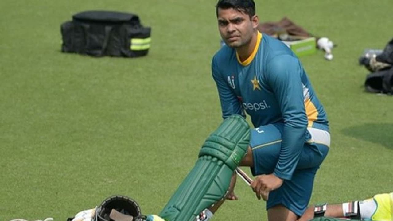 फिटनेस टेस्ट में फेल होने के बाद पाकिस्तानी बल्लेबाज ने उतारे कपड़े, बोला बताओ कहां है चर्बी ? फिटनेस टेस्ट में फेल होने के बाद पाकिस्तानी बल्लेबाज ने उतारे कपड़े, बोला बताओ कहां है चर्बी ?