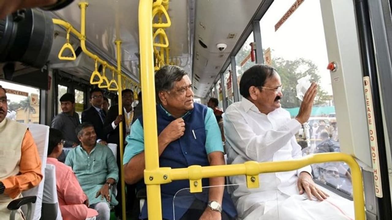 ಹುಬ್ಬಳ್ಳಿ ಧಾರವಾಡದ ಚಿಗರಿ ಬಸ್ನಲ್ಲಿ ಸಂಚರಿಸಿದ ಉಪರಾಷ್ಟ್ರಪತಿ! ಹುಬ್ಬಳ್ಳಿ ಧಾರವಾಡದ ಚಿಗರಿ ಬಸ್ನಲ್ಲಿ ಸಂಚರಿಸಿದ ಉಪರಾಷ್ಟ್ರಪತಿ!