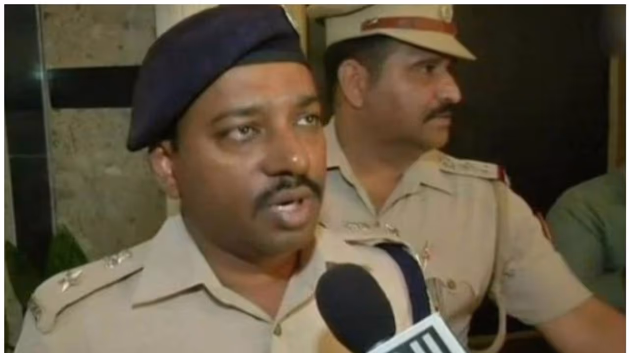 ഈസ്റ്റ് ദില്ലി ഡിസിപിയെ നീക്കി തെരഞ്ഞെടുപ്പ് കമ്മീഷന്; നടപടി ദില്ലി വെടിവെപ്പിന്റെ പശ്ചാത്തലത്തില് ഈസ്റ്റ് ദില്ലി ഡിസിപിയെ നീക്കി തെരഞ്ഞെടുപ്പ് കമ്മീഷന്; നടപടി ദില്ലി വെടിവെപ്പിന്റെ പശ്ചാത്തലത്തില്