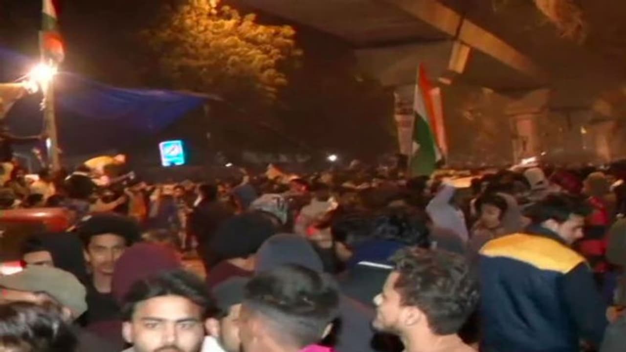 ফের জামিয়ার বাইরে গুলি, পুলিশকে তাড়া করলেন ক্ষুব্ধ পড়ুয়ারা