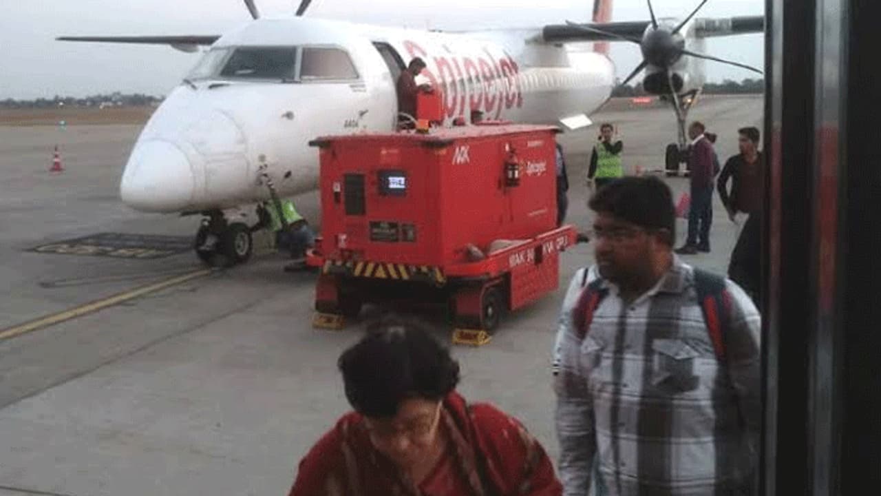 জ্বালানির ট্যাঙ্কে লিক সন্দেহ পাইলটের, কলকাতায় জরুরি অবতরণ করল গুয়াহাটিগামী বিমান জ্বালানির ট্যাঙ্কে লিক সন্দেহ পাইলটের, কলকাতায় জরুরি অবতরণ করল গুয়াহাটিগামী বিমান