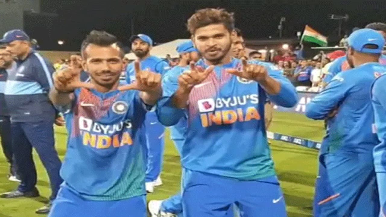 టీమిండియా క్లీన్ స్వీప్.... ఆనందంతో చిందులేసిన చాహల్, శ్రేయాస్ టీమిండియా క్లీన్ స్వీప్.... ఆనందంతో చిందులేసిన చాహల్, శ్రేయాస్