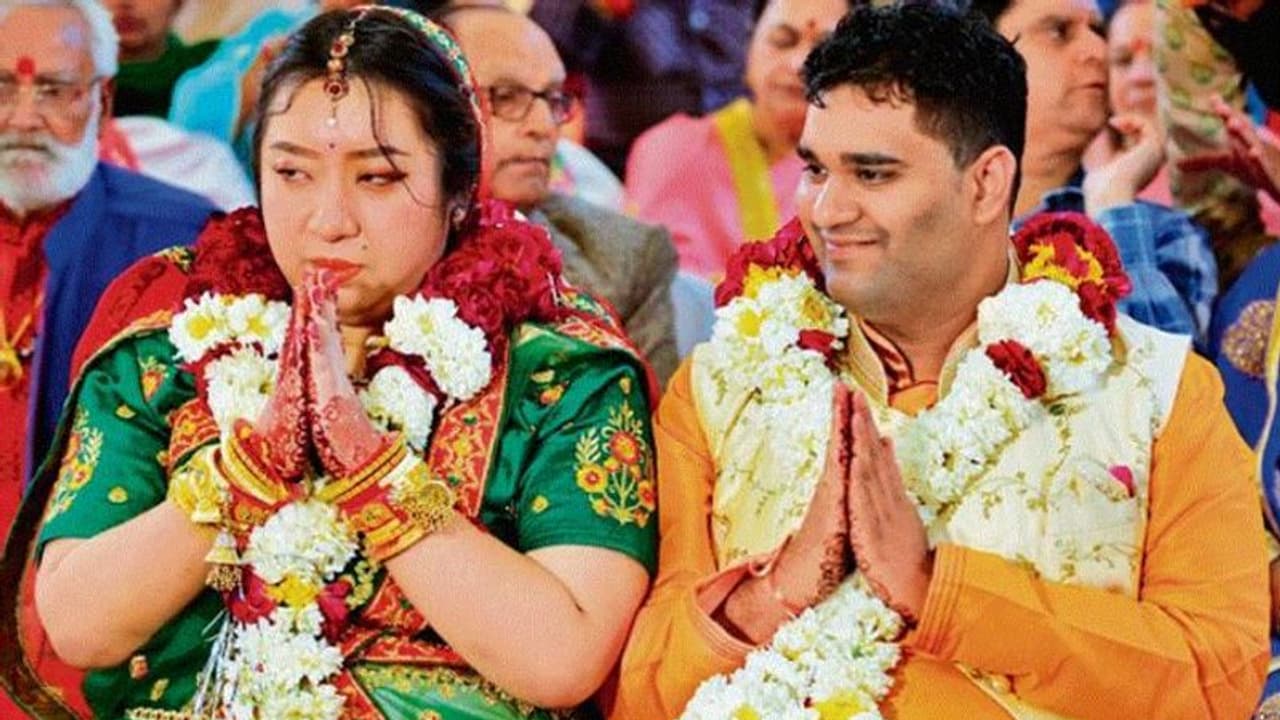 করোনা আতঙ্কের মাঝে পরিণতি পেল ভালবাসা, চিন থেকে এসে সত্যর্থকে বিয়ে করলেন জিহাও