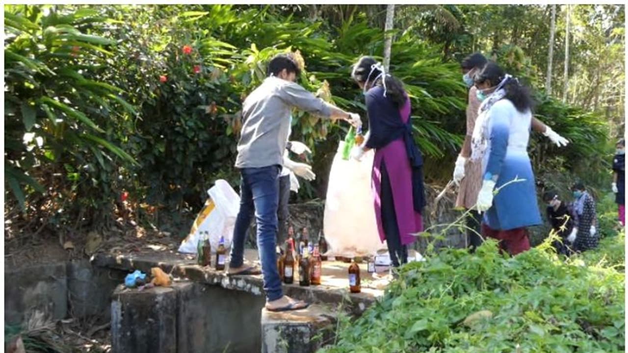 മാലിന്യങ്ങള് നിറഞ്ഞ് നീരൊഴുക്ക് നിലച്ചു; മരണാസന്നയായ തോടിനെ വീണ്ടെടുത്ത് വിദ്യാര്ത്ഥികള് മാലിന്യങ്ങള് നിറഞ്ഞ് നീരൊഴുക്ക് നിലച്ചു; മരണാസന്നയായ തോടിനെ വീണ്ടെടുത്ത് വിദ്യാര്ത്ഥികള്