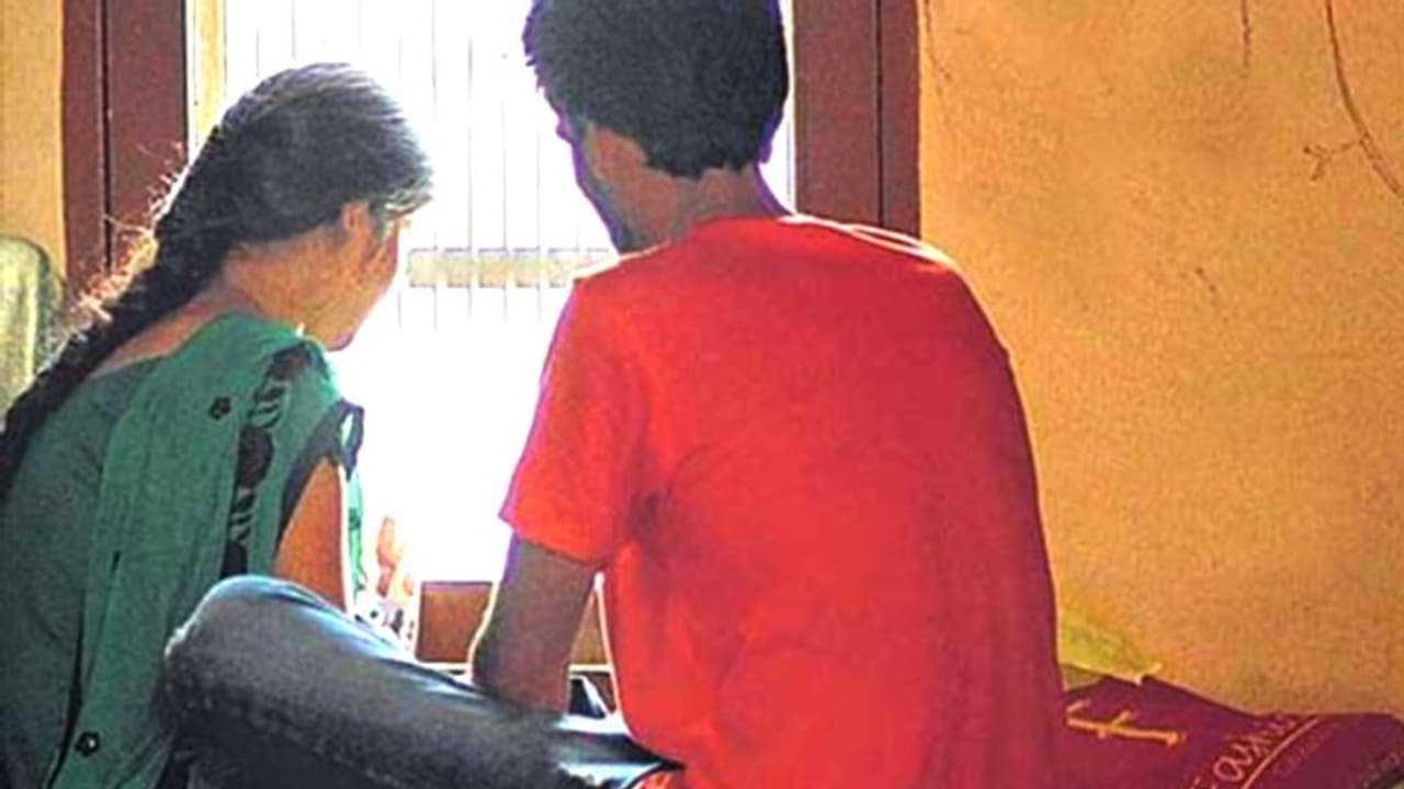 వివాహితతో అక్రమసంబంధం.. భర్తకు తెలిసి పోలీస్ కేసు పెట్టడంతో.. విషం తాగి ఠాణాకు వచ్చిన ప్రేమికుడు.. వివాహితతో అక్రమసంబంధం.. భర్తకు తెలిసి పోలీస్ కేసు పెట్టడంతో.. విషం తాగి ఠాణాకు వచ్చిన ప్రేమికుడు..