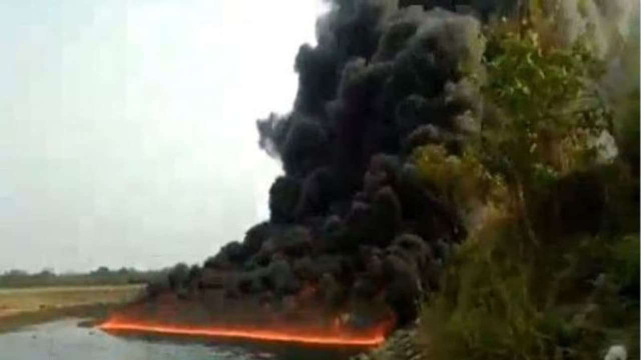 দাউ দাউ করে জ্বলছে নদী, অসমের ডিবরুগড়ে ভয়াবহ অগ্নিকাণ্ড, দেখুন ভিডিও দাউ দাউ করে জ্বলছে নদী, অসমের ডিবরুগড়ে ভয়াবহ অগ্নিকাণ্ড, দেখুন ভিডিও