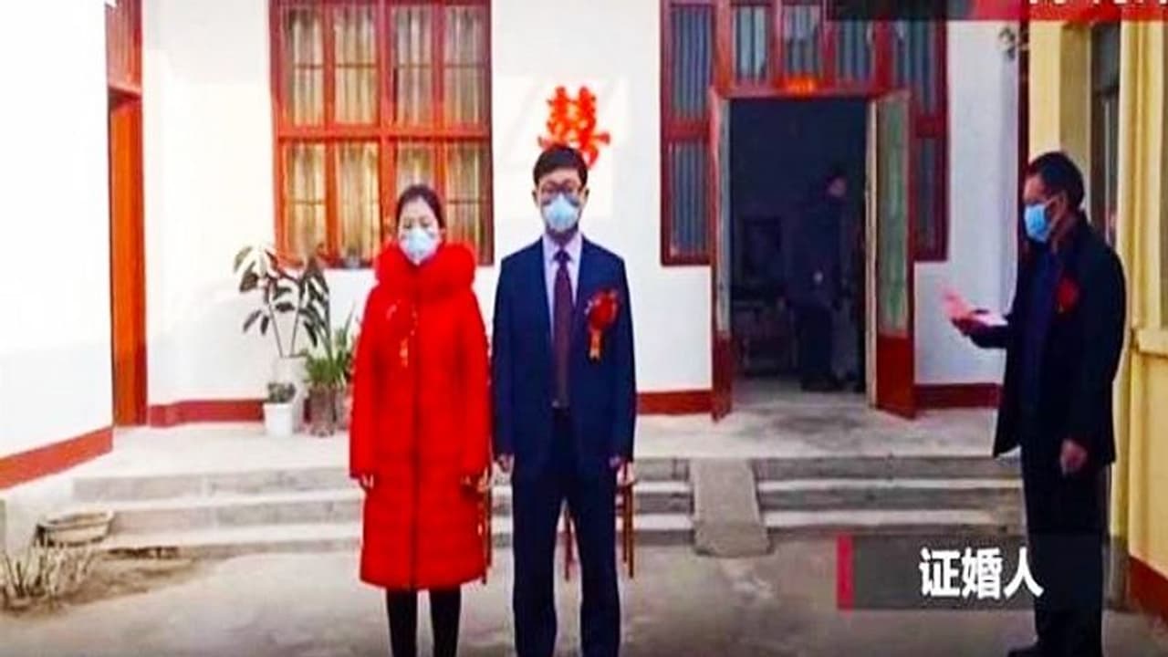 महामारी के बीच फटाफट निपटाई शादी, फिर मौत से लड़ने निकल पड़ा बहादुर दूल्हा महामारी के बीच फटाफट निपटाई शादी, फिर मौत से लड़ने निकल पड़ा बहादुर दूल्हा