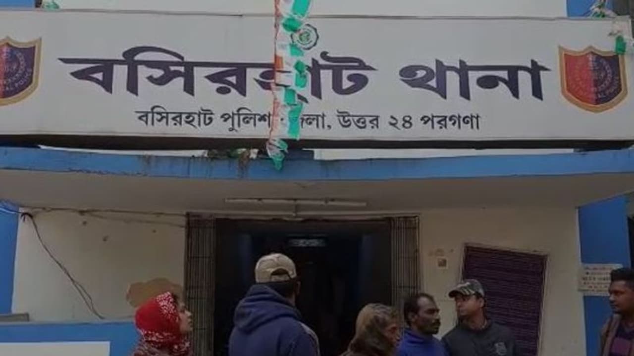 ফের পণের বলি গৃহবধূ, বসিরহাটে গ্রেফতার শ্বশুর শাশুড়ি ফের পণের বলি গৃহবধূ, বসিরহাটে গ্রেফতার শ্বশুর শাশুড়ি