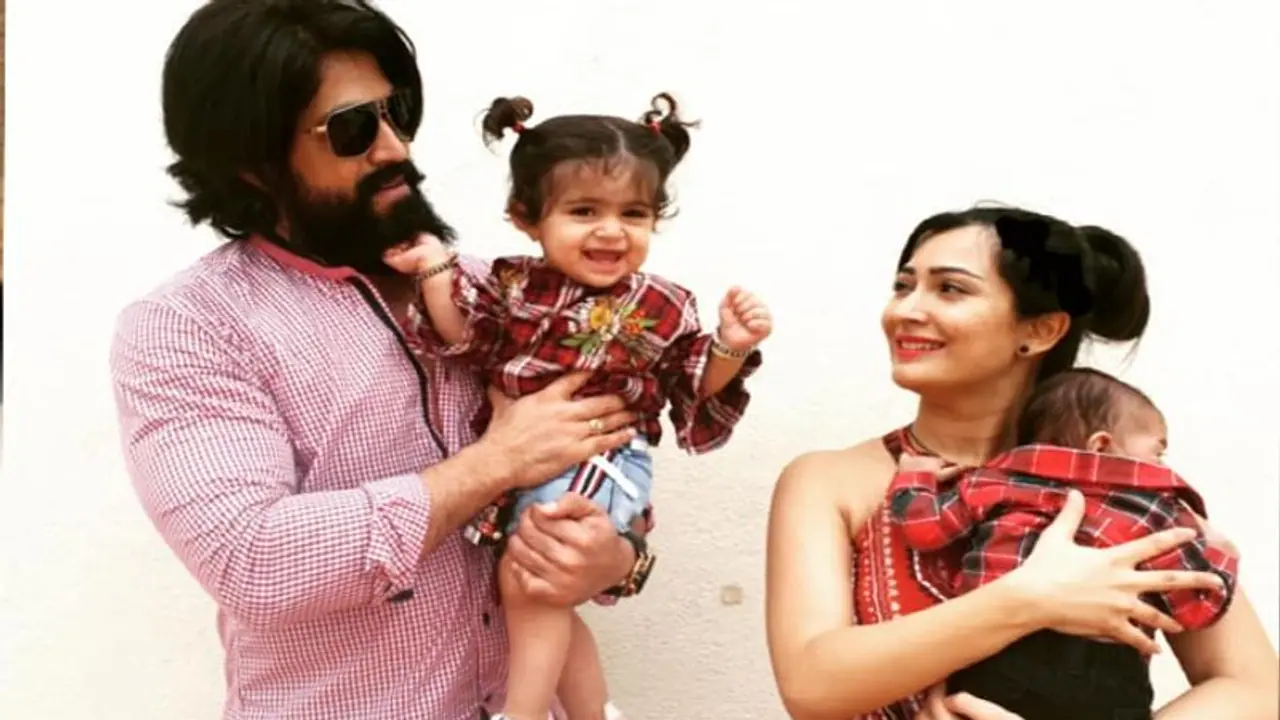 తల్లీ కూతుళ్ళ సరదా.. ఫ్యాన్స్ ని ఫిదా చేస్తున్న హీరో యష్ కుమార్తె వీడియో! తల్లీ కూతుళ్ళ సరదా.. ఫ్యాన్స్ ని ఫిదా చేస్తున్న హీరో యష్ కుమార్తె వీడియో!