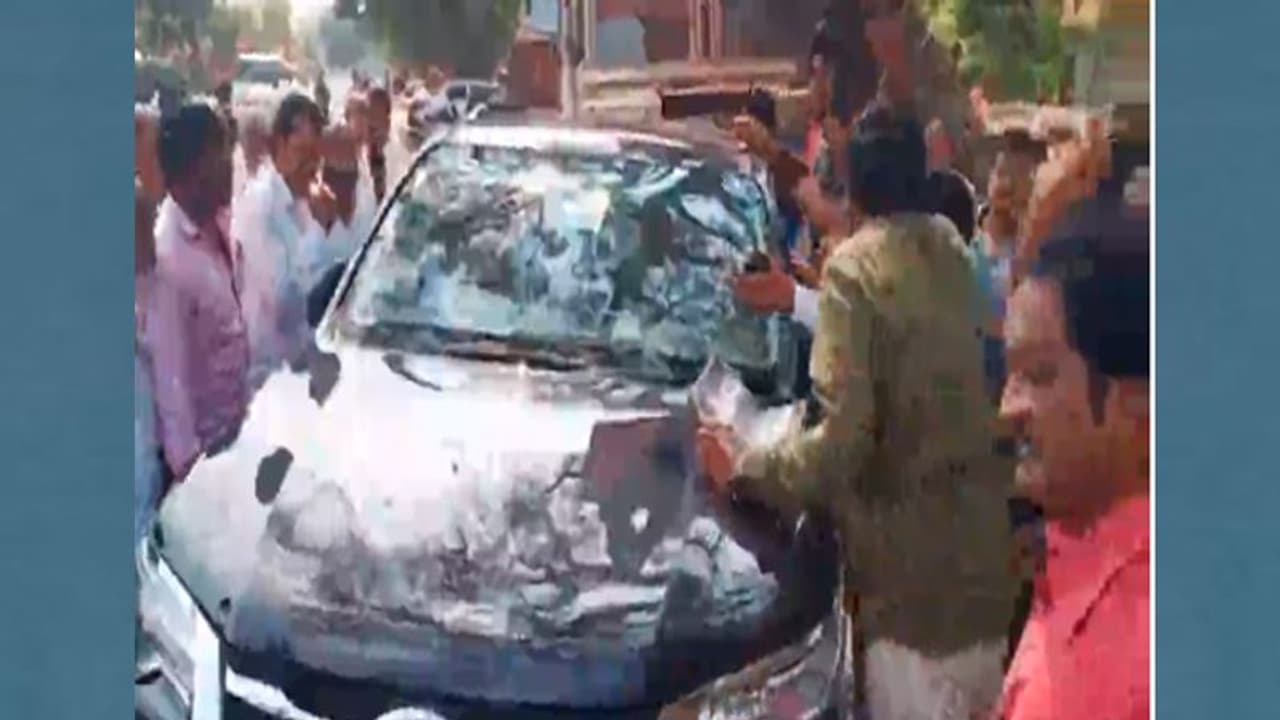 వైసిపి ఎంపీపై దాడికి టిడిపి విద్యార్థి విభాగం ప్రయత్నం... 20మందిపై కేసు వైసిపి ఎంపీపై దాడికి టిడిపి విద్యార్థి విభాగం ప్రయత్నం... 20మందిపై కేసు