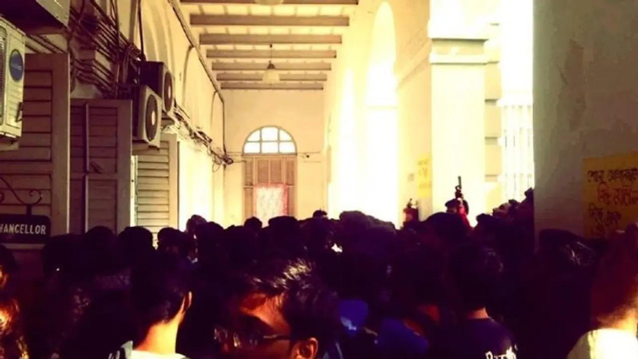 ছাত্রদের দাবিতে উত্তাল প্রেসিডেন্সি, সকাল থেকে ঘেরাও উপাচার্য ছাত্রদের দাবিতে উত্তাল প্রেসিডেন্সি, সকাল থেকে ঘেরাও উপাচার্য