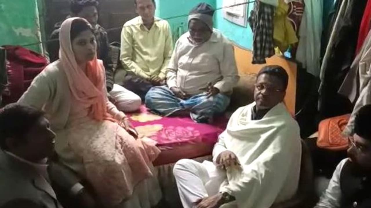 পার্ক সার্কাসের আন্দোলনে মৃত মহিলার বাড়িতে গেলেন ফিরহাদ পার্ক সার্কাসের আন্দোলনে মৃত মহিলার বাড়িতে গেলেন ফিরহাদ