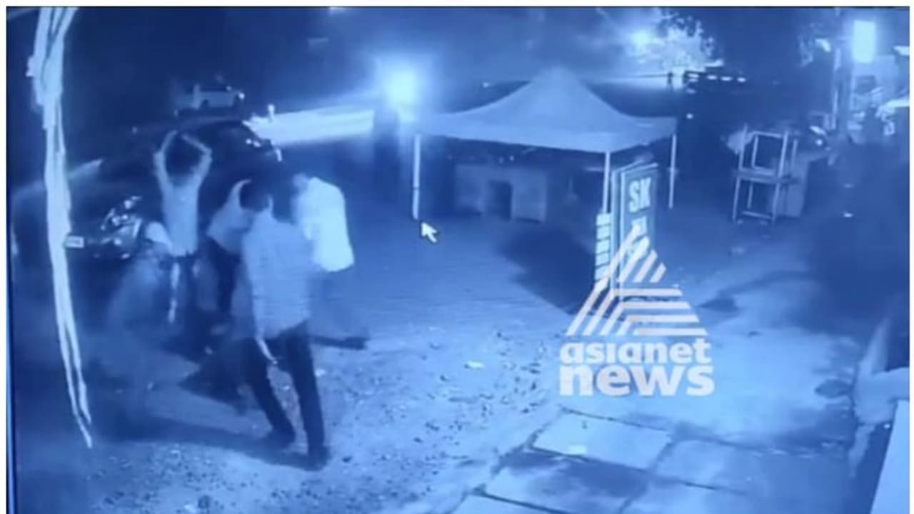 എം ജി കോളേജിലെ എസ്എഫ്ഐ പ്രവർത്തകന് മര്ദ്ദനം; അക്രമിച്ചത് എബിവിപിക്കാരെന്ന് പരാതി എം ജി കോളേജിലെ എസ്എഫ്ഐ പ്രവർത്തകന് മര്ദ്ദനം; അക്രമിച്ചത് എബിവിപിക്കാരെന്ന് പരാതി