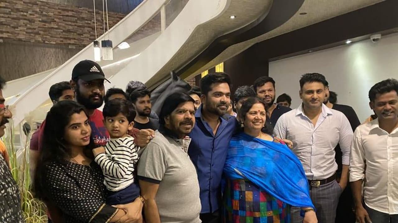 குடும்பத்தோடு கேக் வெட்டி குதூகலமாக 37 வது பிறந்தநாள் கொண்டாடிய சிம்பு! குடும்பத்தோடு கேக் வெட்டி குதூகலமாக 37 வது பிறந்தநாள் கொண்டாடிய சிம்பு!