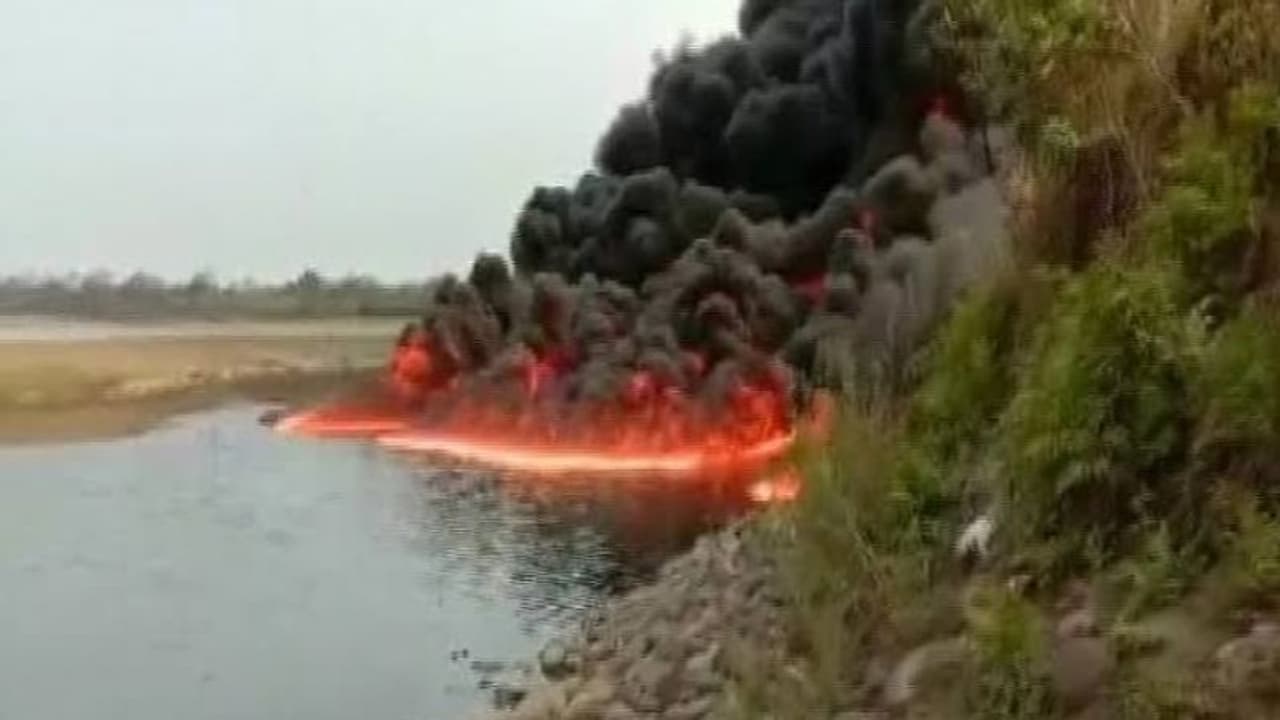 ക്രൂഡ് ഓയില് പൈപ്പ് ലൈന് പൊട്ടി; രണ്ട് ദിവസമായി അസമില് നദി കത്തുന്നു ക്രൂഡ് ഓയില് പൈപ്പ് ലൈന് പൊട്ടി; രണ്ട് ദിവസമായി അസമില് നദി കത്തുന്നു