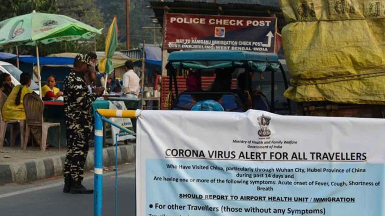 नेपाल बार्डर से सटे यूपी के जिलों में अलर्ट, बार्डर पर हर शख्स की जांच कर रहे SSB के जवान नेपाल बार्डर से सटे यूपी के जिलों में अलर्ट, बार्डर पर हर शख्स की जांच कर रहे SSB के जवान