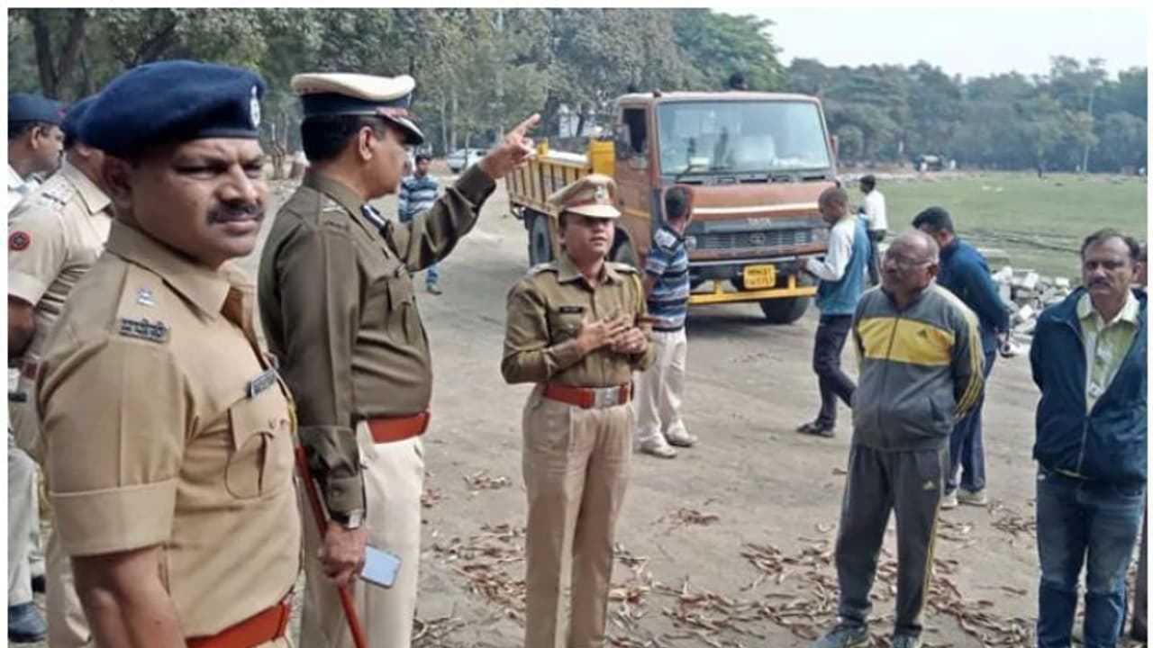 ദൃശ്യം മോഡല് കൊലപാതകം; കാമുകിയുടെ ഭര്ത്താവിനെ കൊന്ന് ബൈക്ക് സഹിതം കുഴിച്ച് മൂടിയ പ്രതിയും കൂട്ടാളികളും പിടിയില് ദൃശ്യം മോഡല് കൊലപാതകം; കാമുകിയുടെ ഭര്ത്താവിനെ കൊന്ന് ബൈക്ക് സഹിതം കുഴിച്ച് മൂടിയ പ്രതിയും കൂട്ടാളികളും പിടിയില്