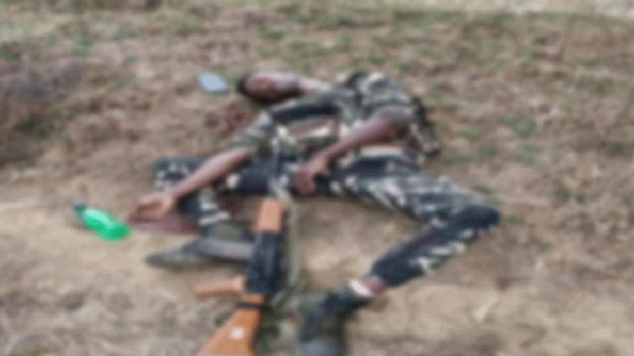 मोबाइल पर बात करते करते जावान ने खुद की कनपटी पर गन रख किया शूट, मौत के पीछे लोगों ने बताई ये वजह मोबाइल पर बात करते करते जावान ने खुद की कनपटी पर गन रख किया शूट, मौत के पीछे लोगों ने बताई ये वजह