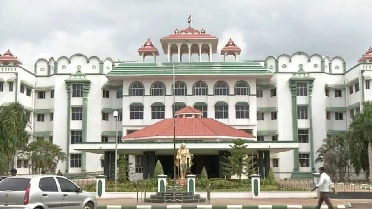 தலைவர்களின் சிலைகளை சொந்த அலுவலகத்தில் வைக்க வேண்டியது தானே? ஐகோர்ட் அதிரடி!