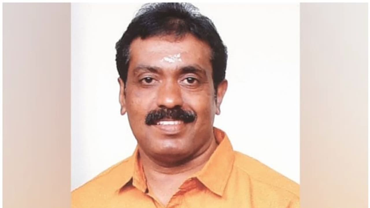 ആലപ്പുഴയില് സ്വകാര്യ ലാബ് ജീവനക്കാരന്റെ മൃതദേഹം കത്തിക്കരിഞ്ഞ നിലയില് ആലപ്പുഴയില് സ്വകാര്യ ലാബ് ജീവനക്കാരന്റെ മൃതദേഹം കത്തിക്കരിഞ്ഞ നിലയില്