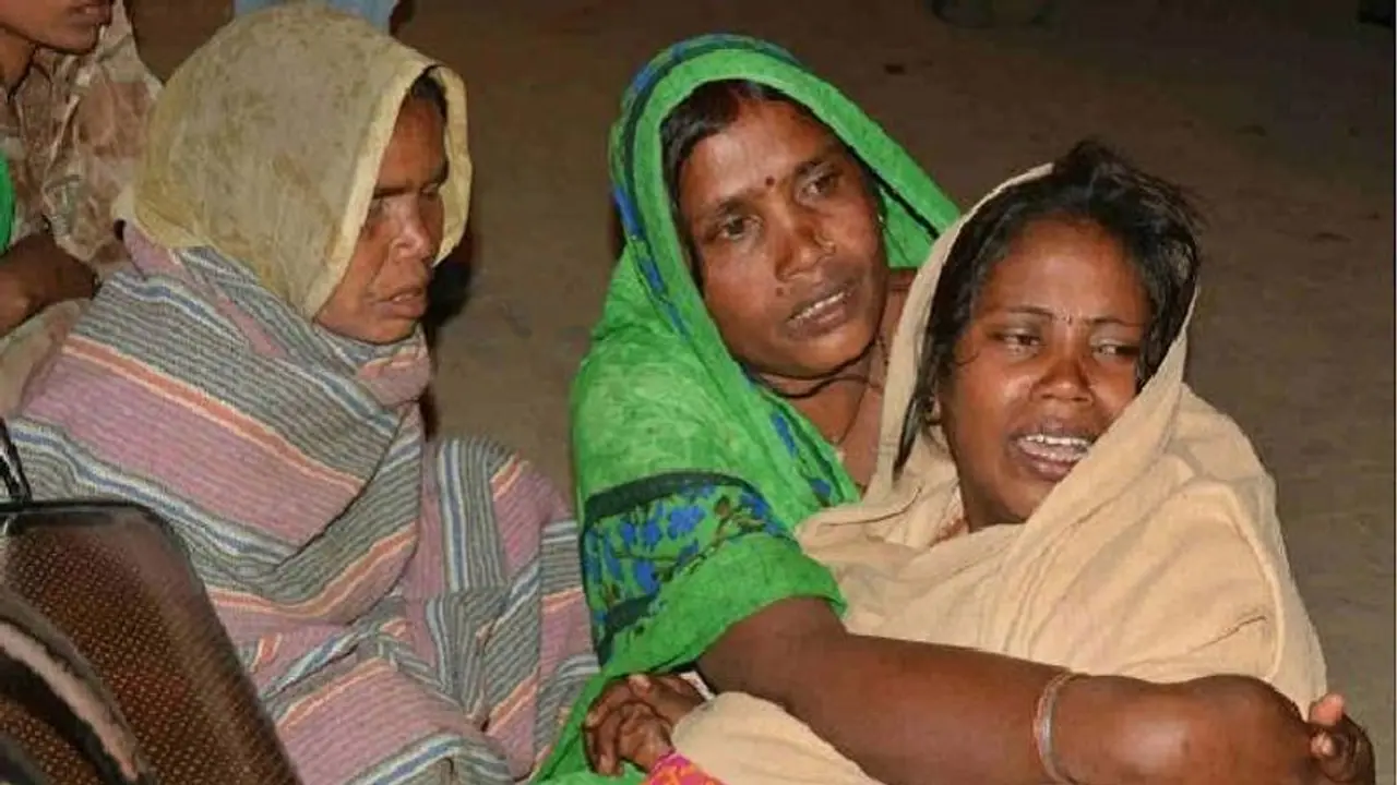 मिड डे मील बनाते समय ईयर फोन पर गाना सुन रही थी महिला, भगोने में गिरकर 3 साल की छात्रा की मौत मिड डे मील बनाते समय ईयर फोन पर गाना सुन रही थी महिला, भगोने में गिरकर 3 साल की छात्रा की मौत